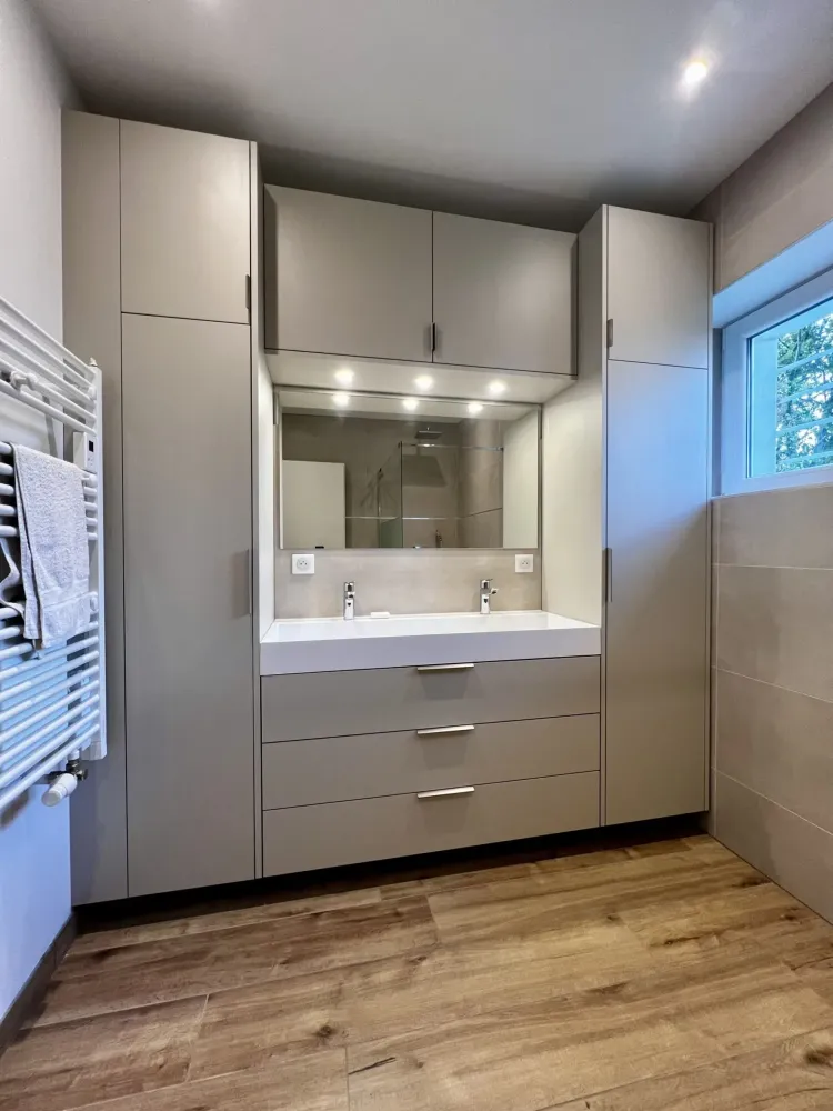 Meuble de salle de bain fenêtre