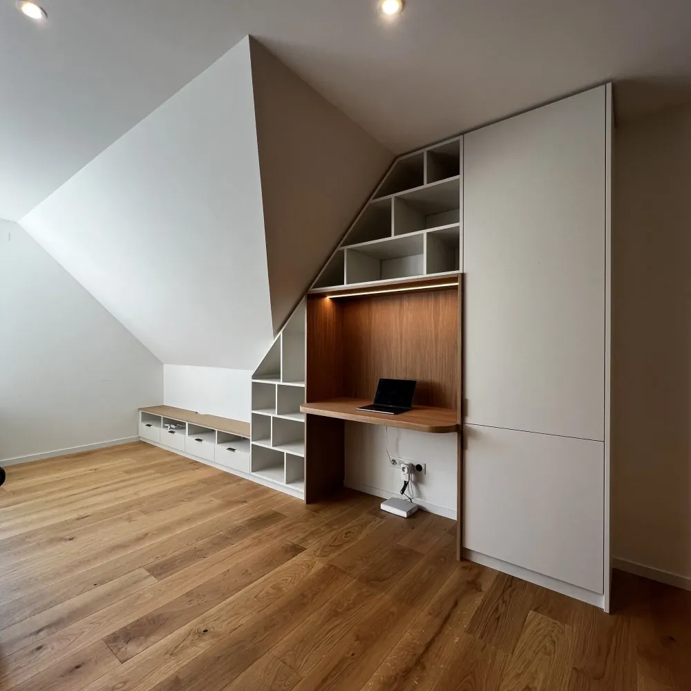 Bureau agencé sous toit