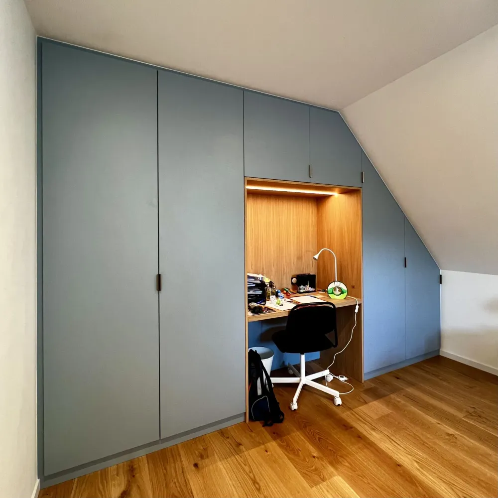 Bureau et placards sous toit