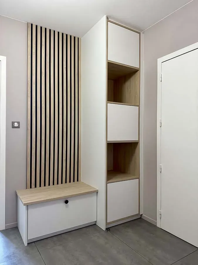 Meuble de couloir placards fermés
