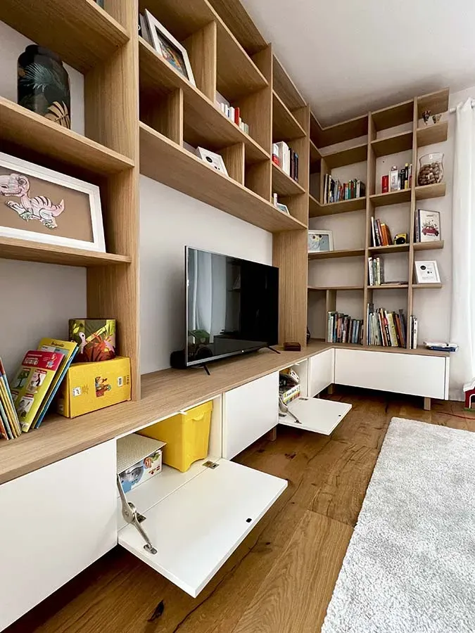 Meuble bibliothèque de salon et placards ouverts