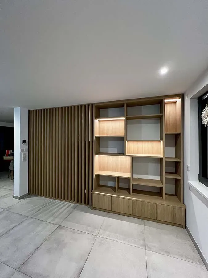 Meuble de salon et lame de bois de séparation