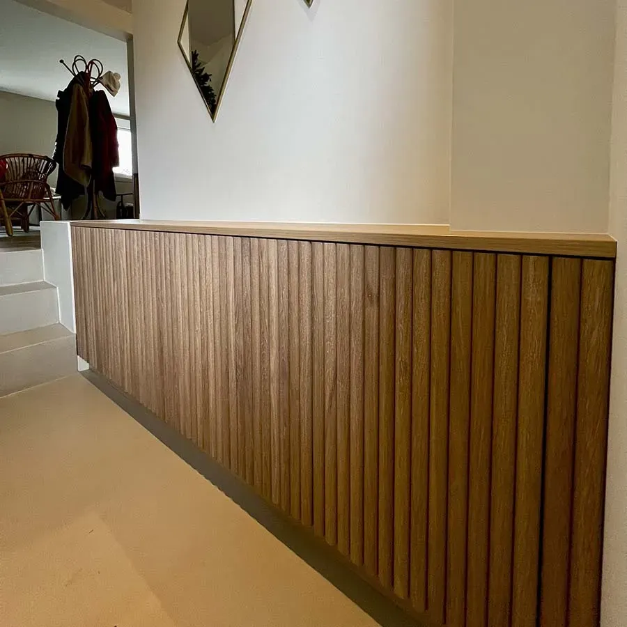 Rangement en bois le long d'un mur
