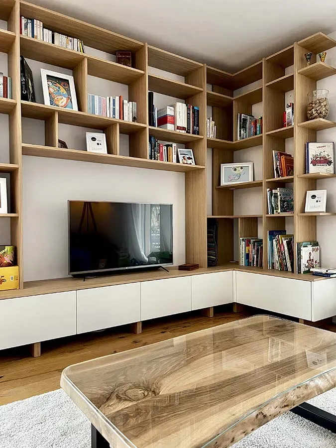Salon avec table basse et grang meuble télé