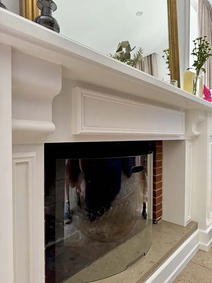 Détail de cheminée avec moulures