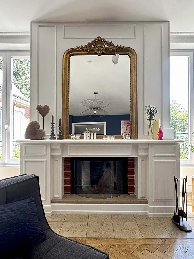 Grand miroir sur une cheminée vue de face