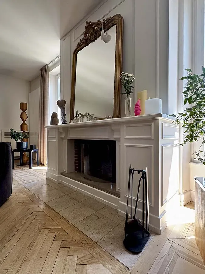 Vue grand angle d'un miroir sur une cheminée