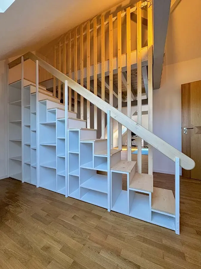 tagère sous escaliers dans maison en bois