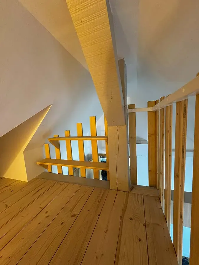Mezzanine en bois et poutre de charpente