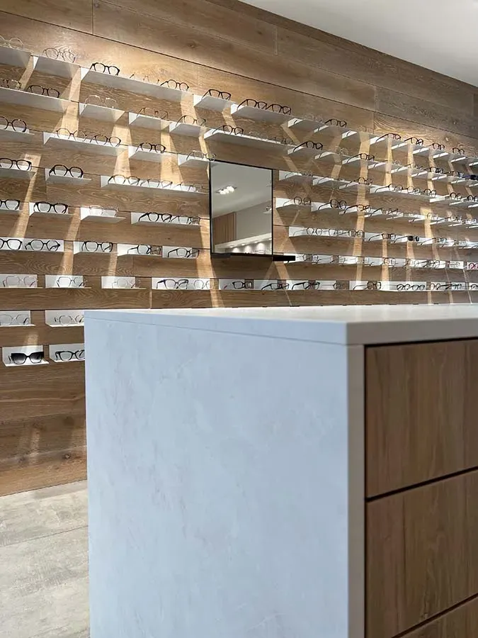 Détail de commode et étagèges à lunettes en fond
