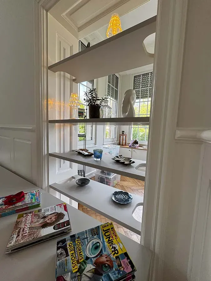 tagères installée dans le pas de porte