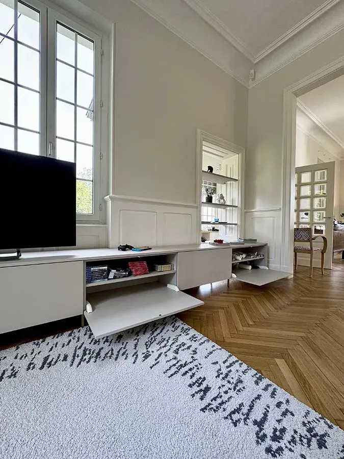 Long meuble de salon avec placarsds ouverts